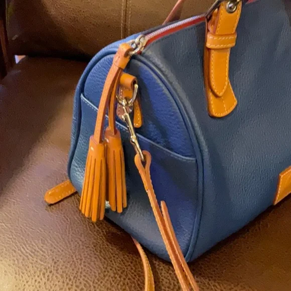 Dooney and Bourke barrel bag - Picture 4 of 8